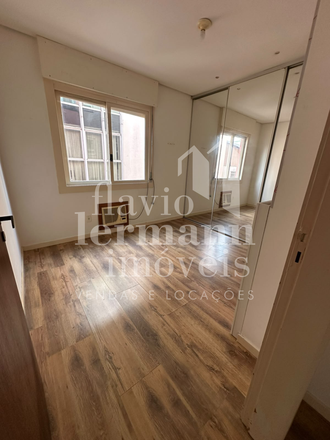 Foto 8: Apartamento de 1 dormitório com garagem + elevador em excelente estado no bairro Santana, Porto Alegre